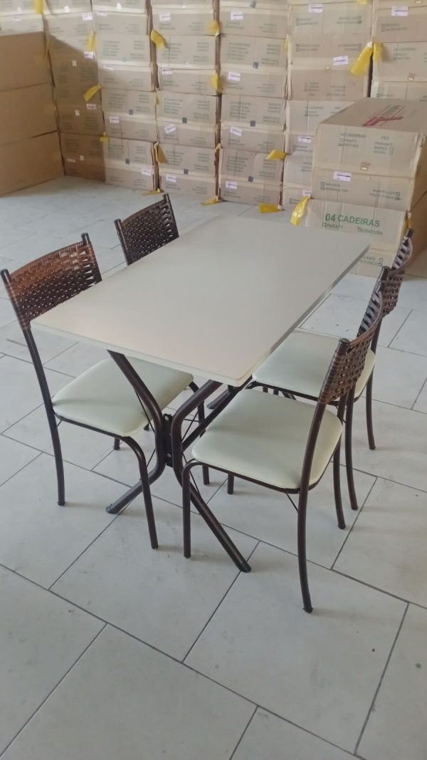 Mesa Atlanta Base Cabo Frio Marrom Tampo Pedra Off 100x60 4 Cadeiras Assento Creme - Teixeira