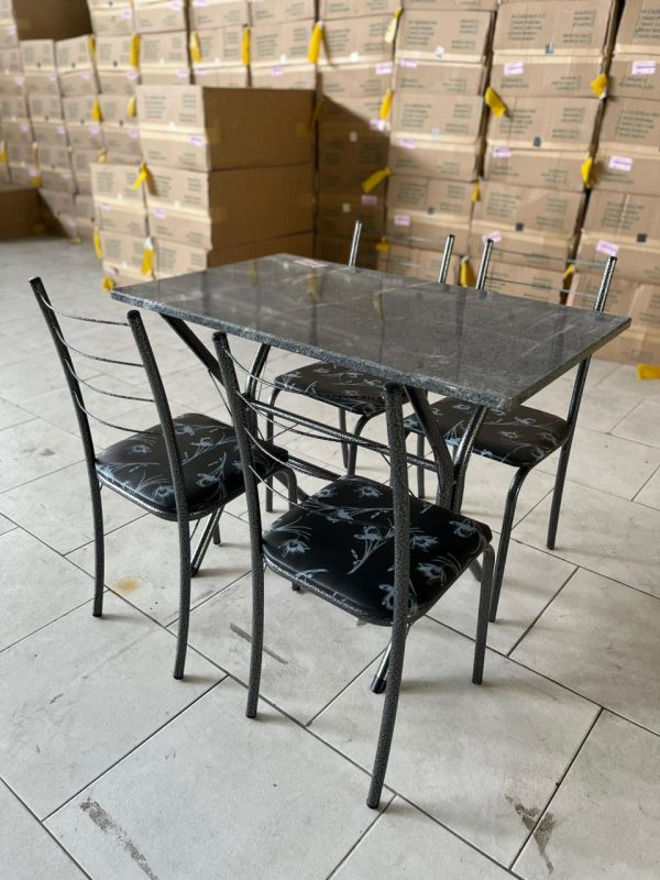 Mesa 100 x 60m Granito Cabo frio com 4 Cadeiras Martelada Preto Lirio -Teixeira